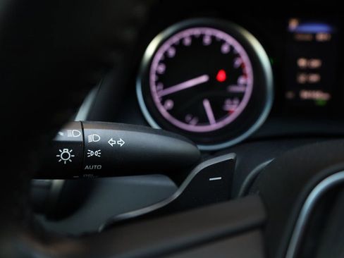 Used 2018 Toyota Camry SE w/ Convenience Package image 32