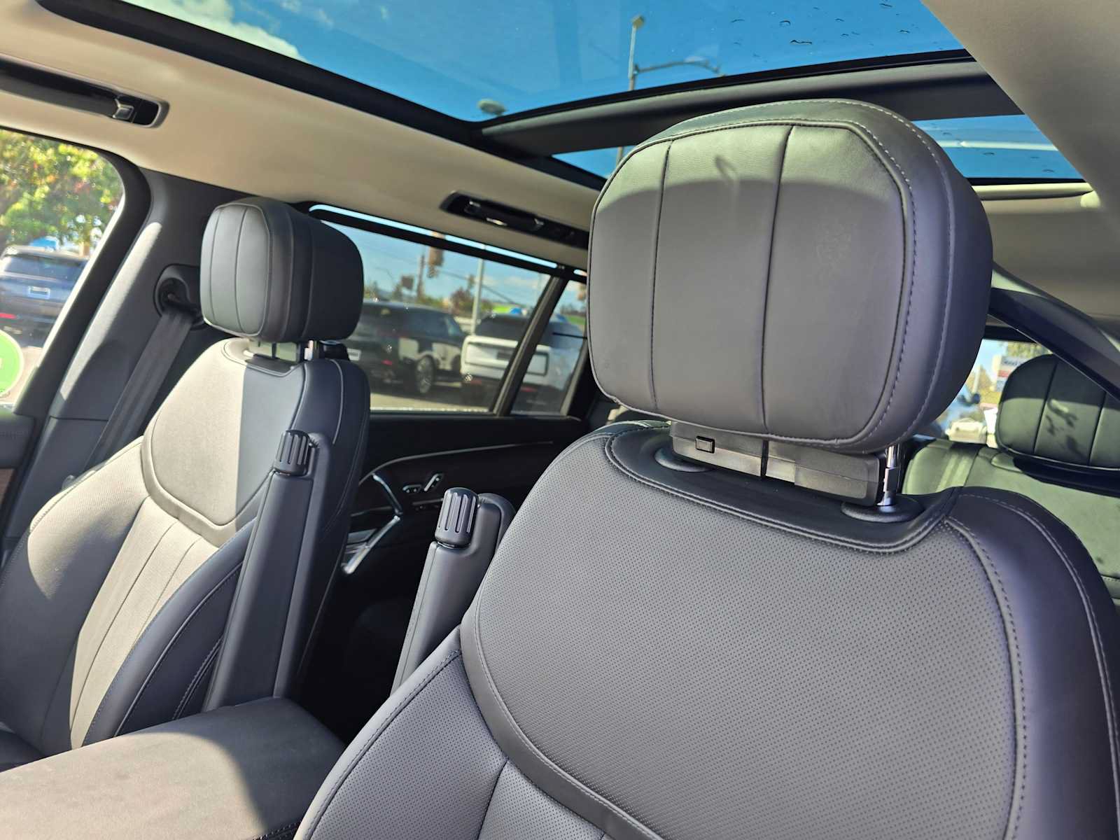New 2025 Land Rover Range Rover Long Wheelbase SE AWD/4WD image 25