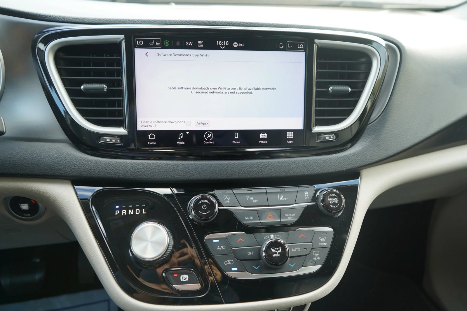Used 2022 Chrysler Pacifica Touring-L FWD image 9