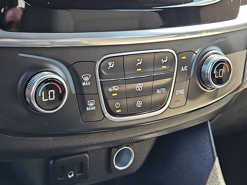Used 2023 Chevrolet Traverse LS FWD image 17