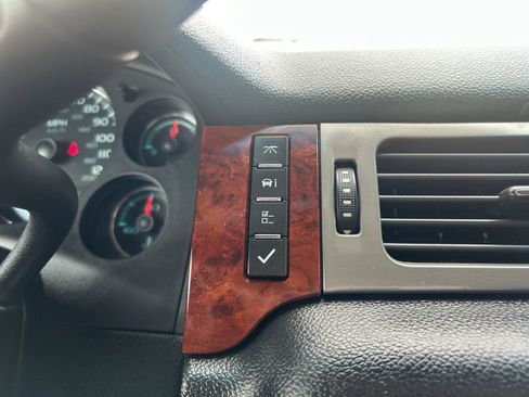 Used 2013 Chevrolet Avalanche LT image 21