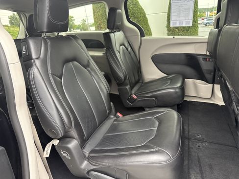 Used 2023 Chrysler Pacifica Touring-L FWD image 13
