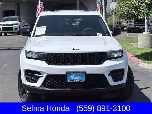 Used 2023 Jeep Grand Cherokee Altitude AWD/4WD image 3