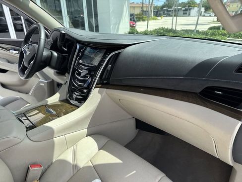 Used 2018 Cadillac Escalade Luxury AWD/4WD image 32