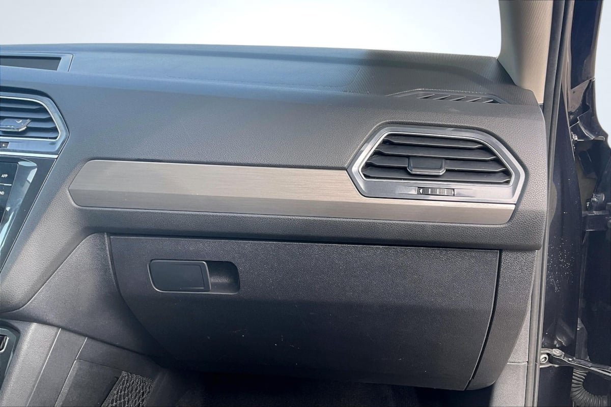 Used 2018 Volkswagen Tiguan SE w/ Panoramic Sunroof Package FWD image 17