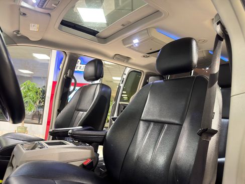 Used 2016 Chrysler Town & Country Touring-L image 18