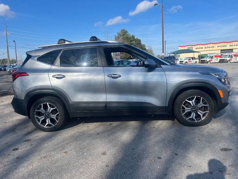 Used 2022 Kia Seltos EX image 4
