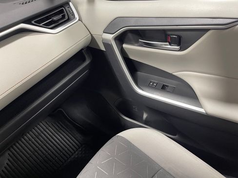 Used 2021 Toyota RAV4 XLE AWD/4WD image 27