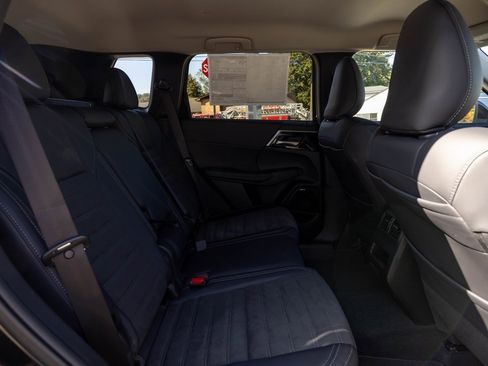 Used 2025 Mitsubishi Outlander SE image 18