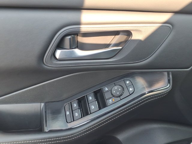Used 2025 Nissan Rogue SV AWD/4WD image 12