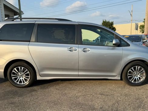 Used 2018 Toyota Sienna XLE FWD image 6