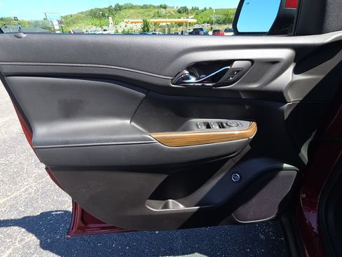 Used 2023 GMC Acadia SLE w/ Driver Convenience Package FWD image 12