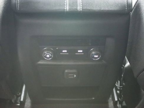 Used 2022 Chevrolet Traverse LT image 22