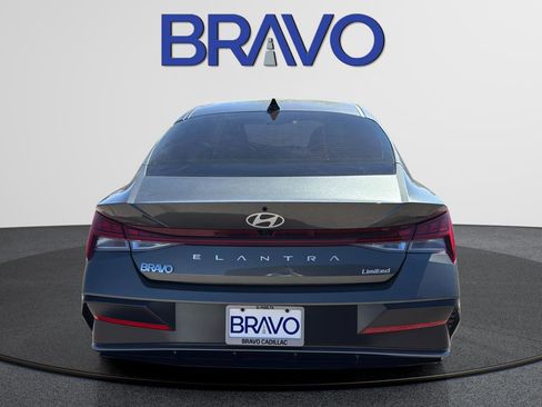 Used 2025 Hyundai Elantra Limited image 4