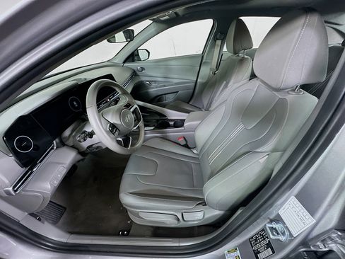 Used 2025 Hyundai Elantra SEL image 13