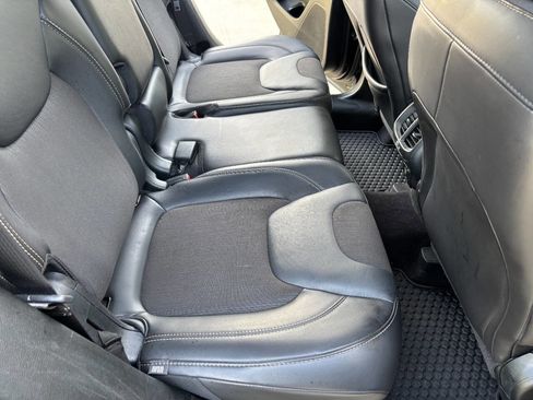 Used 2018 Jeep Cherokee Latitude Plus w/ Cold Weather Group image 11