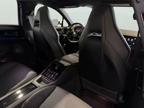 Used 2024 Porsche Panamera image 24
