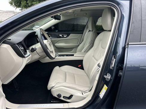 Certified 2025 Volvo V60 B5 Cross Country Ultra w/ Protection Package Premier image 17