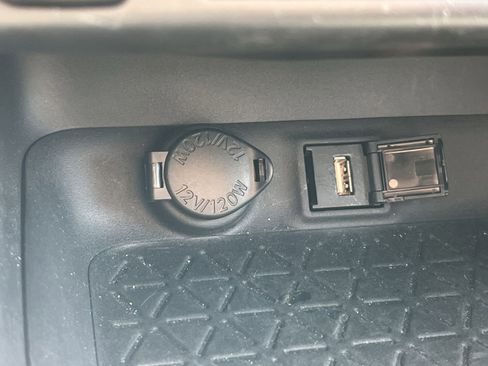 Used 2022 Toyota RAV4 XLE Premium image 31