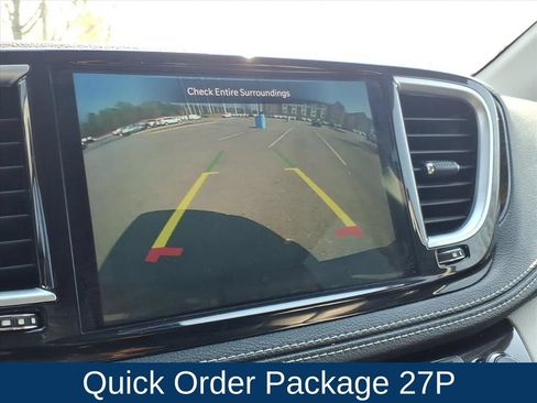 Used 2023 Chrysler Pacifica Limited FWD image 3