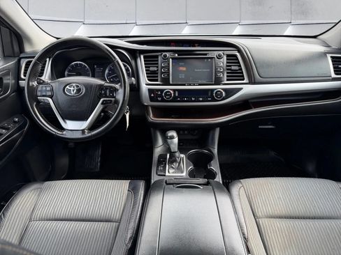 Used 2017 Toyota Highlander Plus FWD image 10