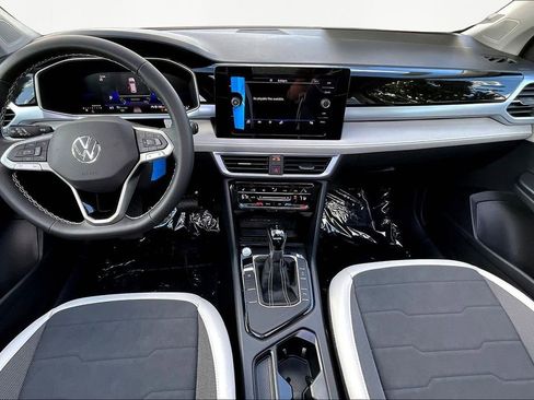 New 2026 Volkswagen Taos SE image 7