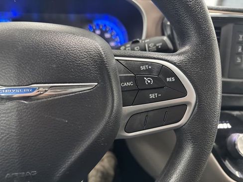 Used 2017 Chrysler Pacifica LX image 35
