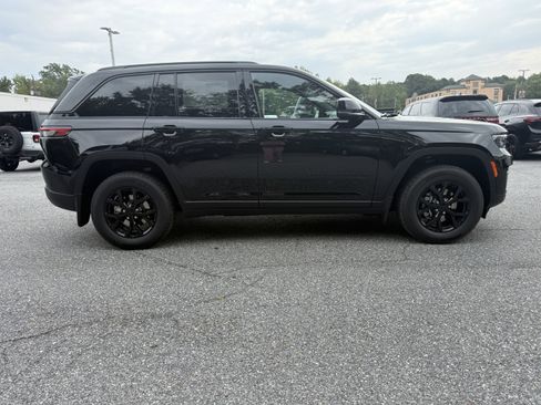 New 2025 Jeep Grand Cherokee Altitude image 9