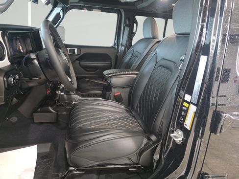 Used 2025 Jeep Wrangler Unlimited Sport AWD/4WD image 12