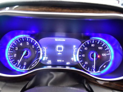 Used 2024 Chrysler Pacifica Limited FWD image 19