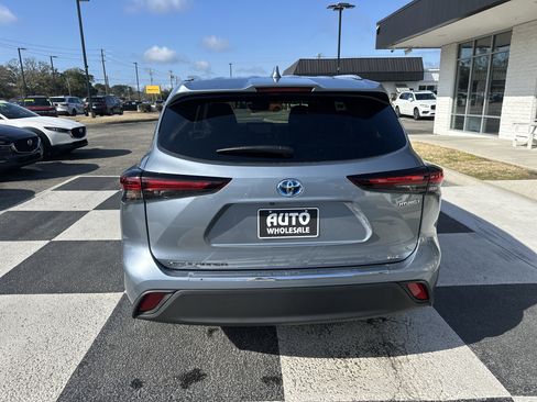 Used 2024 Toyota Highlander XLE image 4