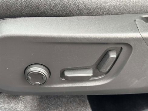 Certified 2025 Volvo XC40 B5 Plus image 18