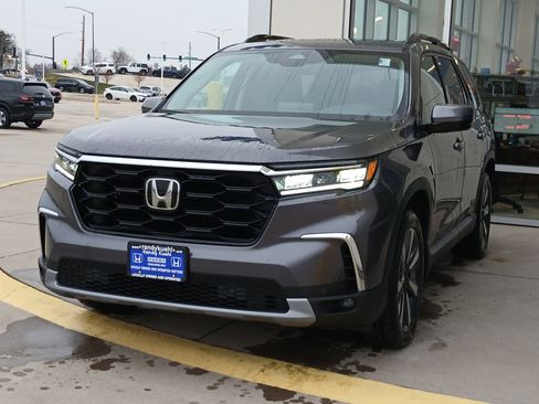 New 2025 Honda Pilot Touring image 3