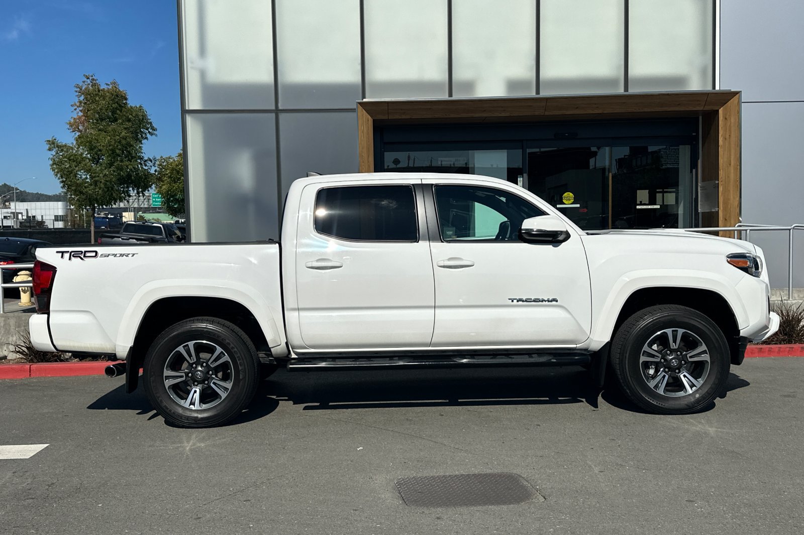 Used 2018 Toyota Tacoma TRD Sport w/ Technology Package RWD image 8