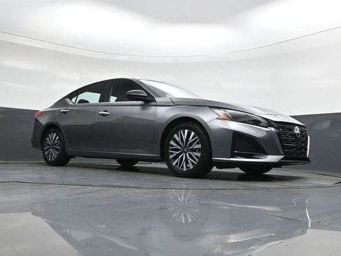 Used 2024 Nissan Altima 2.5 SV FWD image 31