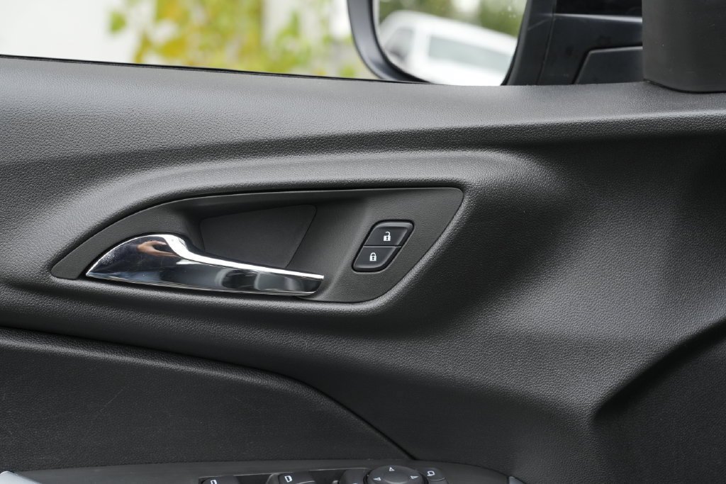 Used 2025 Chevrolet Trax RS w/ Driver Confidence Package FWD image 19