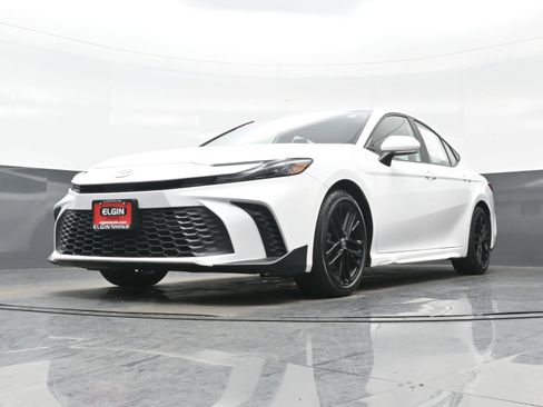 Used 2025 Toyota Camry SE image 28