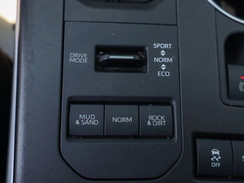 Used 2020 Toyota Highlander XLE image 37