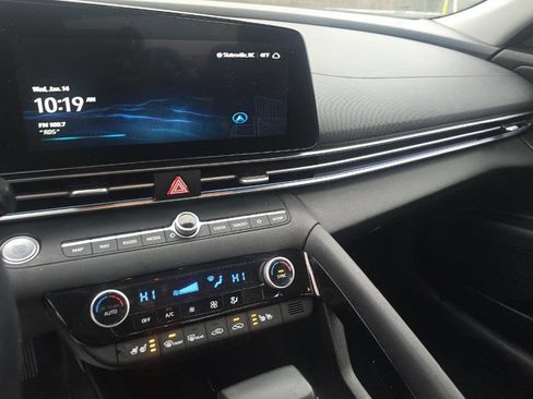 Used 2024 Hyundai Elantra Limited image 9