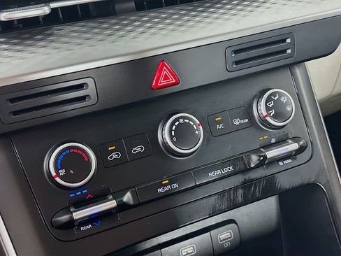 Used 2024 Kia Carnival LX image 23