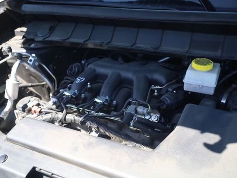 Used 2025 Nissan Pathfinder SL FWD image 8