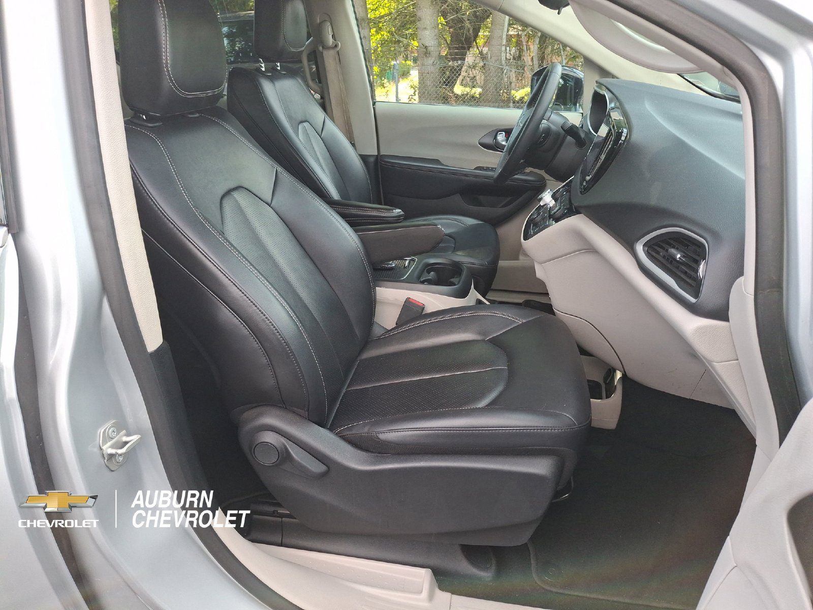 Used 2024 Chrysler Pacifica Touring-L FWD image 18