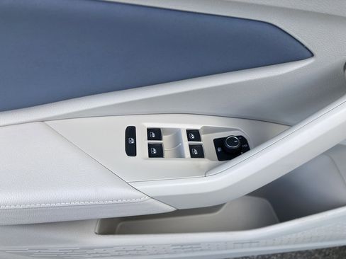 Certified 2025 Volkswagen Jetta SE image 17