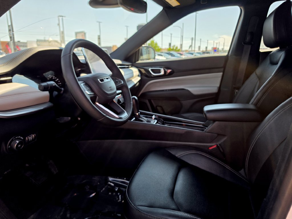 Used 2025 Jeep Compass Limited AWD/4WD image 9