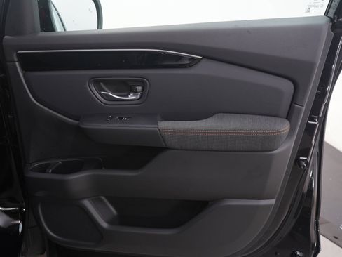Used 2025 Honda Pilot Sport image 11