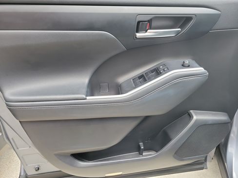 Used 2022 Toyota Highlander XLE FWD image 22