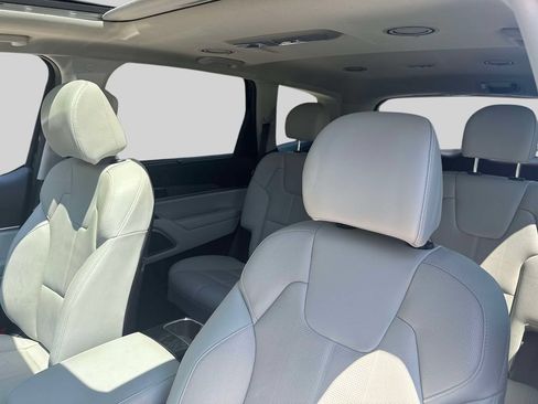 Used 2024 Kia Telluride EX w/ EX Captain's Chair Package AWD/4WD image 18