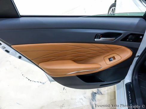 Used 2019 Toyota Avalon Limited image 19