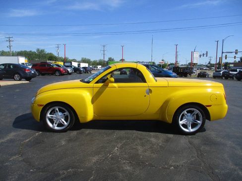 Used 2004 Chevrolet SSR w/ Preferred Equipment Group RWD image 2