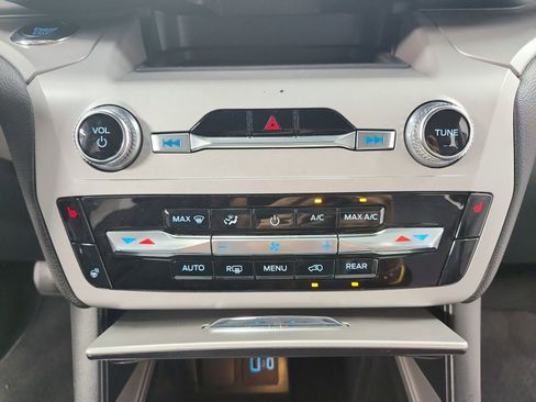 Used 2024 Ford Explorer XLT w/ Equipment Group 202A image 30